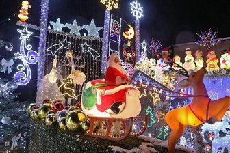 Weihnachts-Wunderland in Kuhschnappel leuchtet wieder - Am Weihnachtshaus in Kuhschnappel legt Piet Ahnert täglich den Schalter um, wenn die Dunkelheit hereinbricht. Dann sorgen im Garten an der Ernst-Schneller-Straße 73 rund 70.000 LEDs für ein weihnachtliches Lichtermeer. Seit dem 1. Advent blinkt und glitzert es wieder. 2020 hatte der Mann wegen der Coronalage nichts aufgebaut. Bis zum 6. Januar ist das Haus nun wieder der Hingucker im Ort. Macher Piet Ahnert, heute 21, hatte sich bereits als Junge mit dem Weihnachtsvirus infiziert. Sein Opa schenkte ihm damals eine Lichterkette. Das gefiel ihm so, dass er in den Folgejahren begann, ein Areal im Garten hinterm Haus zu illuminieren. Unzählige Motive wie Rentierschlitten, Weihnachtsmänner, Pinguine und Schneemänner erstrahlen dort. Die sorgfältig in einem Gartenhäuschen verstaute Steuerung und 250 Steckdosen liefern den Strom für das Lichtermeer. Der Aufbau dauert jedes Jahr rund zehn Wochen.hpk