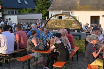 Weihnachtsatmosphäre bei Sommerwetter: Dorf im Erzgebirge „schiebt“ Schwibbogen an - In Niederdorf trifft man sich auch dieses Jahr zum „Schwibbogen-Anschieben“.
