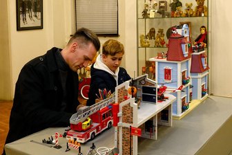 Weihnachtsausstellung im Schloss Hinterglauchau schließt am Sonntag - In der Weihnachtsausstellung im Glauchauer Schloss kann auch selbst gespielt werden.