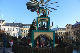 Weihnachtsausstellung und anderes mehr in Pausa: „Feuerwehr trifft Teddybär“ - Die Pyramide ist der Hingucker in Pausa.