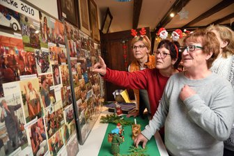Weihnachtsausstellung und neue Chronik würdigen Arbeit des Heimatvereins Tirpersdorf - Brigitte Clemenz, Karin Förster und Angelika Vödisch haben die Weihnachtsausstellung in Tirpersdorf aufgebaut und schwelgen dabei in Erinnerungen. Die Schau beschäftigt sich mit dem Jubiläum „30 Jahre Heimatverein“.