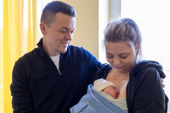Weihnachtsbaby 2025 in Freiberg: Lasse kurz vor Mitternacht geboren - Lasse ist das Weihnachtsbaby in Freiberg, Alina Lauckner und Felix Karst sind überglücklich.