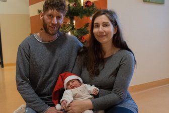 Weihnachtsbaby im Auer Klinikum: Karl Magnus macht Familie komplett - Karl Magnus ist am 24. Dezember am Helios Klinikum Aue geboren, seine Eltern sind Elisabeth Poller und Kevin Meier.