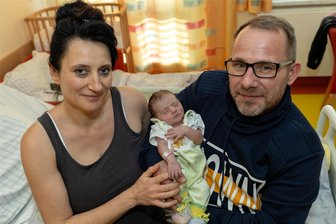Weihnachtsbaby im Rodewischer Klinikum: Auf Klein-Melina wartet schon das eigene Pony - Sandra Richter und Ronny Prestin aus Adorf mit Tochter Melina. Die Frisörin wurde zum dritten Mal, der Bauhelfer zum ersten Mal Vater. In 2023 kamen im Klinikum Obergöltzsch bisher 581 Babys auf die Welt.