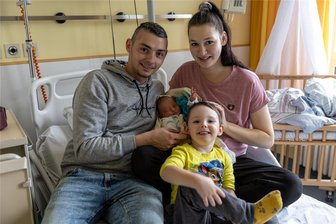 Weihnachtsbaby in Freiberg geboren - Vivien Seifert und Peer Brinkmann freuen sich mit ihrem Sohn Finn-Luca über den kleinen Louis-Matteo.