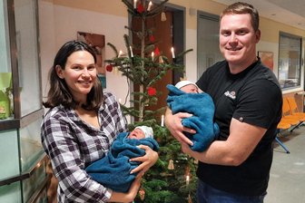 Weihnachtsbabys im Mittweidaer Klinikum: Theo und Karl erblicken das Licht der Welt - Links zeigt Tetiana Bardinova voller Stolz ihren kleinen Theo, rechts stellt Sebastian Pohl sein Weihnachtsbaby Karl vor.