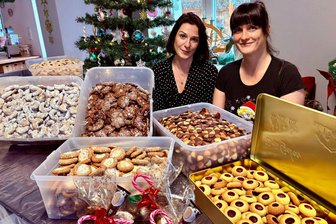 Weihnachtsbäckerei mal anders: Warum zwei Erzgebirgerinnen jedes Jahr mehr als 3000 Plätzchen backen - Weihnachtsbäckerei mal anders: Madlen Teich (r.) und Maxi Tröger backen jedes Jahr um die 3600 Plätzchen, um sie anderen zu schenken.