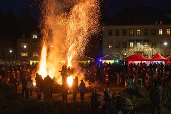Weihnachtsbäume enden im Feuer, auf dem Kompost oder für den Artenschutz - In Oberlungwitz auf dem Festplatz werden am Sonnabend wieder Weihnachtsbäume verbrannt.