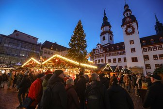 Weihnachtsbäume im Wettkampf: Steht der Höchste erneut in Chemnitz? - Am 18. Dezember soll der Chemnitzer Weihnachtsbaum vermessen werden.