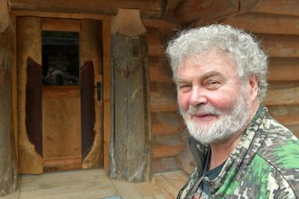 Weihnachtsbäume selbst schlagen: Der „Sauensäger“ macht Angebot in Mulda - Andreas Martin ist bekannt für das Zentrum für Kettensägenkunst Blockhausen.