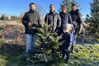 Weihnachtsbäume von der Plantage: Warum so viele Westsachsen dafür nach Wildenfels fahren - Familie Spörl aus Zwickau hat ihren Weihnachtsbaum in der Plantage des Charlottenhofes in Härtensdorf gefunden. Rafael (13, links) hatte sich gewünscht, den Baum dieses Jahr mal nicht aus dem Baumarkt zu holen.