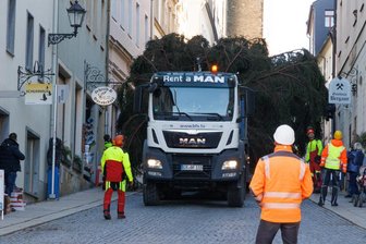 Weihnachtsbaum auf dem Annaberger Markt steht - 