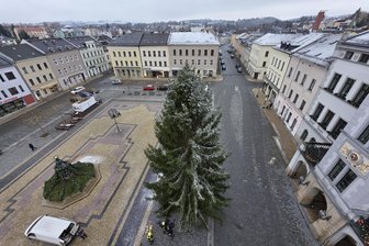 Weihnachtsbaum auf Oelsnitzer Marktplatz aufgestellt - 