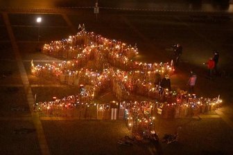 Weihnachtsbaum aus Schlitten erstrahlt in Klingenthal - 300 Schlitten bildeten einen 20 Meter großen Weihnachtsbaum auf dem Marktplatz.