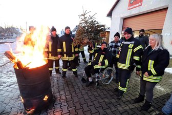 Weihnachtsbaum-Tausch in Dittmannsdorf: Findige Feuerwehr-Kameraden hatten eine gute Idee - Wehrführer Rico Ebert (M. mit Weihnachtsbaum) und die Kameraden der Dittmannsdorfer Feuerwehr hatten eine schöne kleine Feier vorbereitet.
