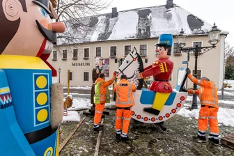Weihnachtsbaum und Figurentrio stimmen in Olbernhau auf Adventszeit ein - Mitarbeiter des Olbernhauer Bauhofes platzierten die Marktfiguren am Montagvormittag.