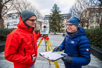 Weihnachtsbaum-Vergleich im Erzgebirge: Wer hat den größten? - Weihnachtsbaumvermessung auf dem Altmarkt Aue. Student Pascal Zander und Chef Detlef Wuttke bei ihrem vorletzten Stopp an diesem Dienstag. Wer gewinnt in diesem Jahr das Rennen im Erzgebirge?