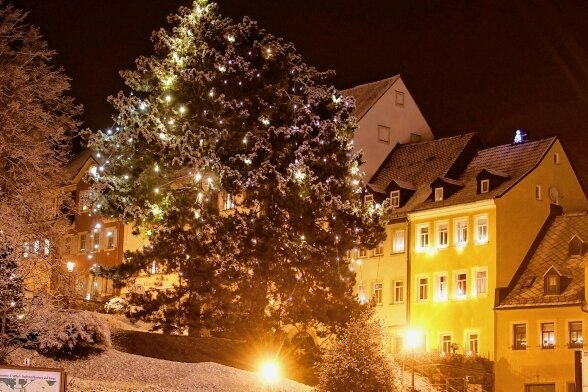 Weihnachtsbeleuchtung: Wo können Städte sparen? - Der Baum auf dem Altmarkt in Hohenstein-Ernstthal: Zwischen 23 und 5 Uhr bleiben die Lichter aus. 