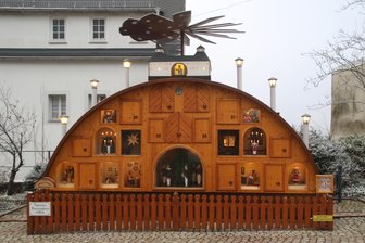 Weihnachtsberg kehrt zurück: Augustusburger Adventskalender startet mit einer Überraschung - In der Adventszeit findet täglich um 10 Uhr ein Programm am Adventskalender statt.