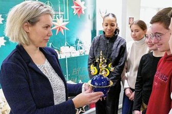 Weihnachtsbräuche bringen junge Franzosen zum Staunen - Staunend blicken die französischen Schüler auf eine Spieldose, die ihnen Katja Findeisen in der Wendt-&-Kühn-Welt präsentiert. 