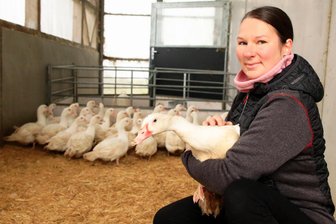 Weihnachtsbraten: Was Enten und Gänse in diesem Jahr im Vogtland kosten - Die Flugenten auf dem Bauernhof Gruschwitz, die Tina Schürer zeigt, sind auch als Ersatz-Martinsgans beliebt.