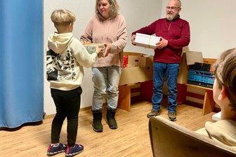 Weihnachtselfen der anderen Art: Familie unterstützt Kinderheime im Erzgebirge mit Weihnachtsaktion - Gerd und Katrin Zeeh sind vor Weihnachten viel im Einsatz. Sie sammeln Geschenke, ordnen und koordinieren die Fahrten in die jeweiligen Kindereinrichtungen. Hier überreichten sie welche in der Wohngruppe in Lauter.