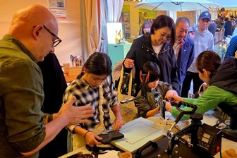 Weihnachtsengel für Japan: Erzgebirgische Handwerkstradition begeistert in Tokio - Uwe Bodenschatz (links) fertigte Weihnachtsengel aus vermeintlichem Abfall.