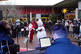 Weihnachtsexpress schnauft wieder los - Weihnachtsmann, Olaf sowie die Musiker Max (links) und Ludwig tauen das Publikum schnell auf.
