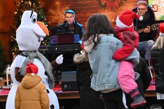 Weihnachtsexpress stoppt vor Kinderhaus - Der Weihnachtsexpress machte am Montag am Kinderhaus Horizont Halt. Schneemann Olaf sang und tanzte mit den Kindern.