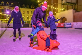 Weihnachtsfeiertage auf dem Eis: Olbernhauer Eisbahn wird zum Treffpunkt - Martina Grießbach, Mirko Jacob und ihre Kinder William und Rosalie (v. l.) beim Eislauf.