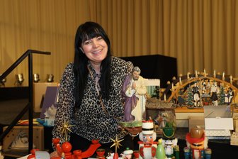 Weihnachtsflohmarkt: Erzgebirger rüsten sich für Weihnachtszeit - Kristin Raatz bot neben neueren Sachen auch alte Krippenfiguren an.