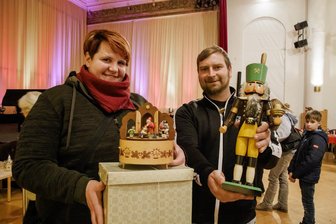 Peggy Reuschel und Sören Nestmann aus Beierfeld sind nur wegen dem Weihnachtsflohmarkt nach Annaberg gefahren. Schnell wurden sie fündig: Nach zehn Minuten hatten die beiden eine Spieluhr und einen Nussknacker entdeckt. Die Spieluhr kommt nun daheim auf die Anrichte im Wohnzimmer, der Nussknacker ans Fenster.