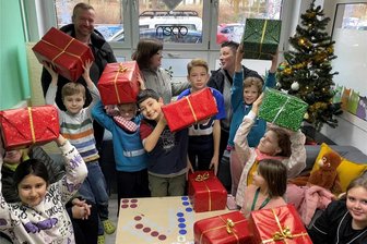 Weihnachtsfreude für alle: Ein Geschenk für jedes Kind im Chemnitzer Treff „LP2“ - Weihnachtsgeschenke unterm Baum – nicht alle Eltern können das ihren Kindern ermöglichen. Im Freizeitklub „LP2“ herrscht ausgelassene Stimmung. Das liegt nicht allein an der Bescherung.