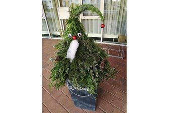 Weihnachtsfreude gestohlen: Bewohner im Pflegeheim Mittweida entsetzt über Wichtelklau - Die Figuren waren nicht leicht: Die Tanne war um einen Stamm gewickelt, der jeweils in einem Kübel lagerte.