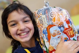 „Weihnachtsfreude“ Lengenfeld - eine Spendenaktion hat zu kämpfen - Freute sich im Vorjahr wie eine Schneekönigin und 6300 andere Kinder: Barbara aus Bótrágy.