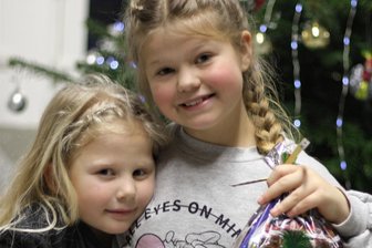 „Weihnachtsfreude“: Lengenfelder Päckchenaktion für Kinder armer Familien gestartet - Gehörten im Vorjahr zu den glücklichen Kindern, denen Vogtländer mit Herz eine „Weihnachtsfreude“ bescherten: Hanna und Rebeka aus dem Ort Nagydobrony.