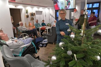 Weihnachtsfreude trotz Arbeit: So feiert Mittelsachsen Heiligabend - In der Intensivpflege am Dom am Freiberger Untermarkt wird der Heiligabend besonders gefeiert. Simone und Eckehard Schab (am und hinter dem Baum) sowie Schwester Christine Hänig (rechts) sind für ihre Patienten da, singen und beschenken.