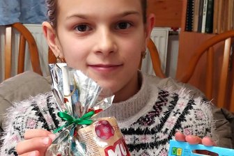 „Weihnachtsfreude“: Vogtländer schenken Kindern in den Unterkarpaten eine kleine Auszeit vom Krieg - Bild von der Bescherung in den Unterkarpaten im Vorjahr. Wie dieses Mädel werden in diesem Jahr dank der Spenden aus dem Vogtland 5700 Kinder armer Familien mit kleinen Geschenken überrascht.