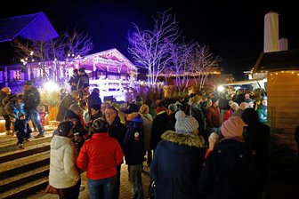 Weihnachtsfrühstart mit Tradition eröffnet den Jahresendspurt im Reichenbacher Hotel - Bei Beierleins in Reichenbach war am Samstag beim kleinen Weihnachtsmarkt viel los.