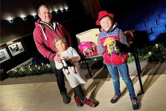 Weihnachtsgans und Weihnachtsfloh treffen sich in Frankenberg - Benjamin Adriani, Sophia und Samuel (von links) im Frankenberger Welt-Theater: Das Kino und die Sächsische Sozialakademie Chemnitz bereiten für den dritten Sonntag im Advent einen besonderen Weihnachtsmarkt vor, bei dem Kinder Spielzeug verkaufen können, das sie zuvor daheim aussortiert haben.