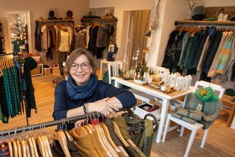 Weihnachtsgeschäft in Plauen: „Es fehlt halt eine Woche in diesem Jahr“ - Boom am verkaufsoffenen Sonntag - Viel mehr als individuelle Kleidung, doch auch davon reichlich, hat Katrin Bauer im Laden Terré im Angebot. Ihr Geschäft ist eine Fundgrube für Gaben jeglicher Art - was sich aufs Weihnachtsgeschäft auswirkt.