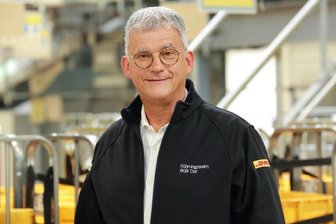 "Weihnachtsgeschäft ist wie Extremsport" - Stefan Friedl, der Zwickauer Niederlassungsleiter, lobt die hohe Einsatzbereitschaft der Postler und der vielen Aushilfskräfte in der Region, ohne die die Paketeflut nicht zu bewältigen wäre.