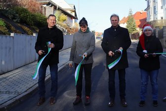 Weihnachtsgeschenk für Anwohner: Crimmitschau bringt zwei marode kommunale Straßen auf Vordermann - OB André Raphael (2. v. r.) und Partner während der Freigabe der sanierten Zeppelinstraße in Crimmitschau.