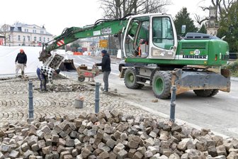 Weihnachtsgeschenk für Autofahrer in Freiberg: Termin für Freigabe der B 101 steht fest - Mitarbeiter der Firmen Der Stein/Costa und der LSTW haben Ende vergangener Woche den Fußweg gepflastert.
