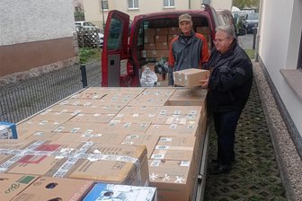Weihnachtsgeschenke aus Flöha für Osteuropa: Spendenaktion „Kinder helfen Kindern“ startet - Spendenaktion der Adventgemeinde Flöha 2022: Günther Vorsatz und Frank Richter verluden 204 Pakete.