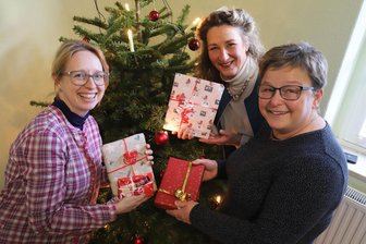 Weihnachtsgeschenke für Kinder: Soroptimistinnen Freiberg zu Besuch im Frauenschutzhaus - Gemeinsam mit Katrin Pilz übergab Andrea Gerlach Geschenke für Kinder an Kerstin Schoß (v. l.) im Frauenschutzhaus Freiberg.