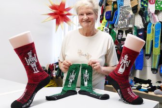 Weihnachtsgeschenke in letzter Sekunde: Von Engel-und-Bergmann-Socken bis Erzgebirgstropfen im Werksverkauf - Socken mit dem Engel- und Bergmann-Motiv gibt es bei Karin Sieber in Hopfgarten.