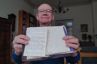 Weihnachtsgrüße aus sowjetischer Gefangenschaft ins Erzgebirge: Das bewegende Schicksal des Pfarrers Johannes Werner - Sohn Hans-Joachim Werner (83) zeigt das Tagebuch seines Vaters mit den eng beschriebenen Seiten.