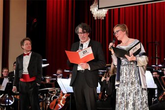 Weihnachtsgruß der Stadt Aue-Bad Schlema sorgt für Verwirrung: Werbeflyer für Ball als Ticket missverstanden - Es darf wieder getanzt werden: Am 27. Januar lockt der Philharmonie-Ball - hier ein Bild vom Galaprogramm 2023 - wieder Gäste ins Kulturhaus Aue.
