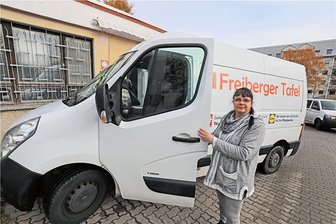 Weihnachtsgruß-Email: Landratsamt verzichtet auf Papier - Anja Fiedler, Leiterin der Freiberger Tafel, mit dem in die Jahre gekommenen Kühltransporter.
